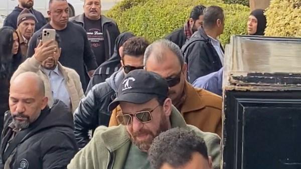الفنان نضال الشافعي خلال تشييع جثمان والدته في مشهد مؤثر