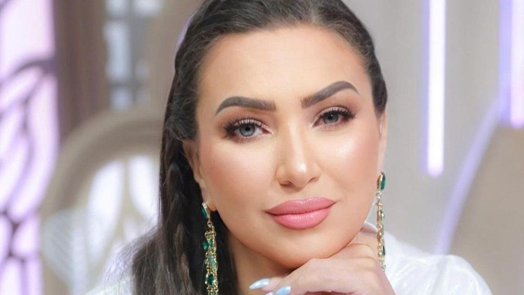 الإعلامية إيمان عز الدين أثناء نشرها دعاء مؤثر عبر حساباتها على مواقع التواصل الاجتماعي، تعبيرًا عن ألمها بسبب أذى طال أولادها.