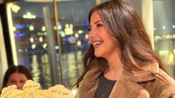 دنيا سمير غانم تحتفل بعيد ميلادها الـ40 مبتسمة ومشرقة، بإطلالة أنيقة تعكس شبابها وجمالها الطبيعي