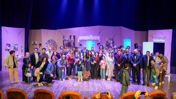 عرض مسرحية "على كيفك ميل" على خشبة مسرح نهاد صليحة بحضور جماهيري وتفاعل مع المشاهد الكوميدية والإنسانية 