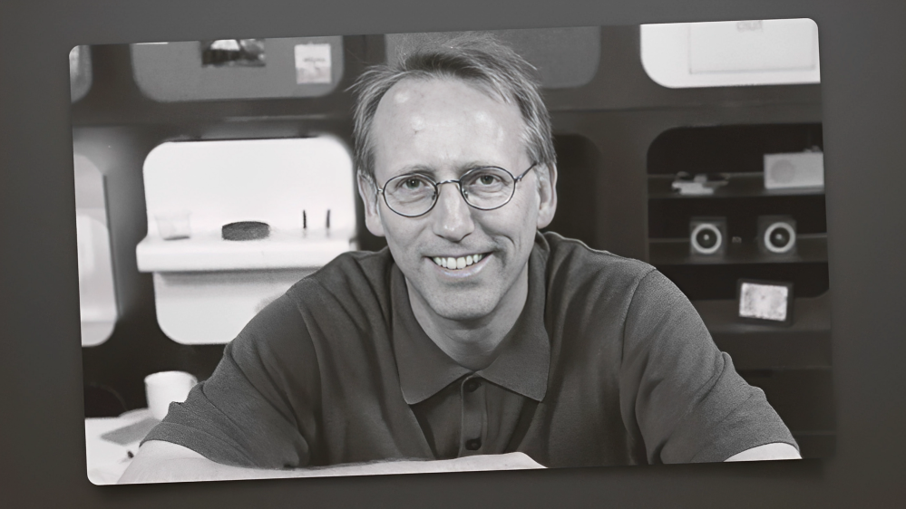 سكوت آدامز مبتكر Dilbert ورمز السخرية من ثقافة الشركات