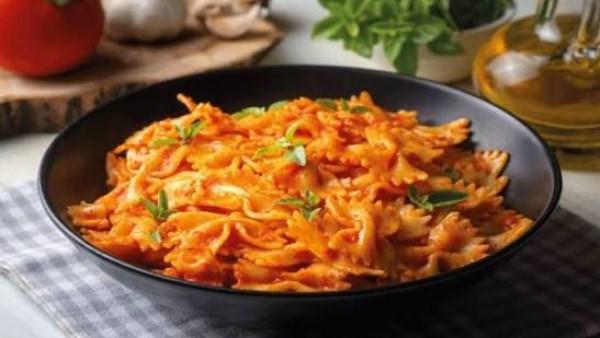 طبق المعكرونة التركية بالزبادي والصلصة الحارة مع تزيين بالبقدونس.