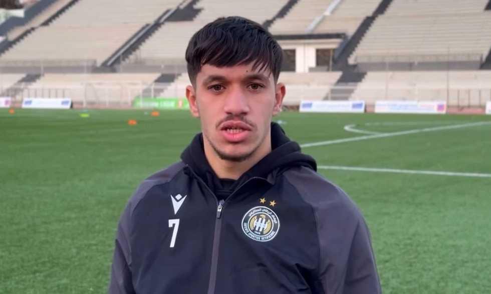 صلاح بوشامة خلال توقيعه عقد الانضمام للبنك الأهلي