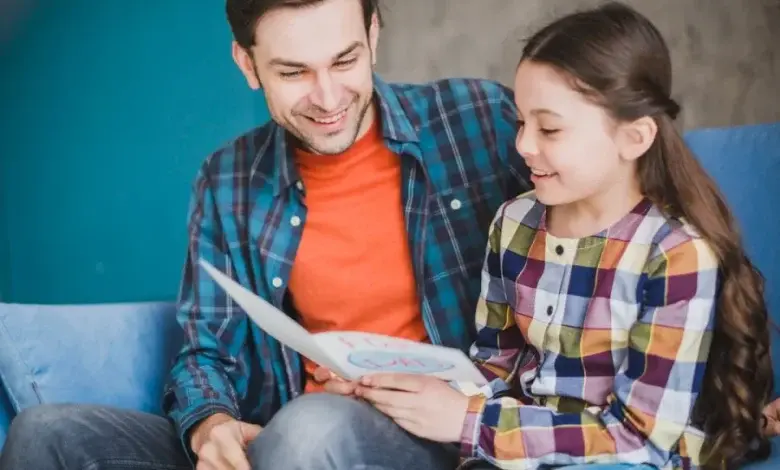 “أب يتحدث مع ابنته المراهقة بلطف، معبرة عن دعم الأب والاحتواء العاطفي.”