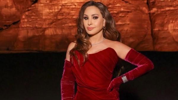 الفنانة إليسا خلال لقاء تلفزيوني تتحدث عن مهرجان قرطاج وأغنيتها الجديدة "ماتخذلنيش"