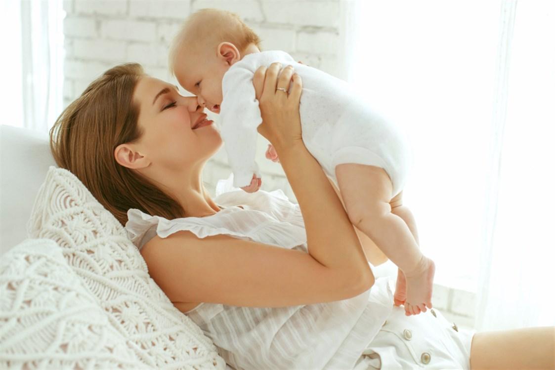 أم ترضع طفلها طبيعيًا في المنزل