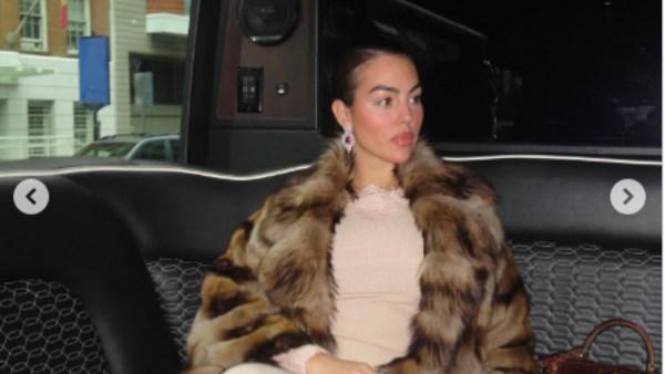 جورجينا رودريجيز بإطلالة أنيقة باللون البيج ومعطف فرو فاخر