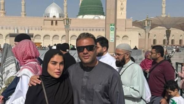رامي صبري وزوجته أثناء أداء مناسك العمرة في ساحة المسجد النبوي الشريف
