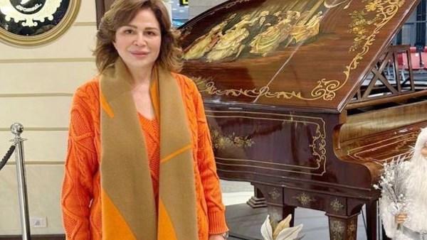 إلهام شاهين بإطلالة كاجوال جينز فاتح وبلوفر برتقالي في أحدث ظهور لها