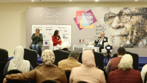 صورة من ندوة “متاحف مصر” بمعرض القاهرة الدولي للكتاب، يظهر فيها الدكتور ممدوح الدماطي والإعلامية مي أنور أثناء مناقشة تاريخ المتاحف المصرية.