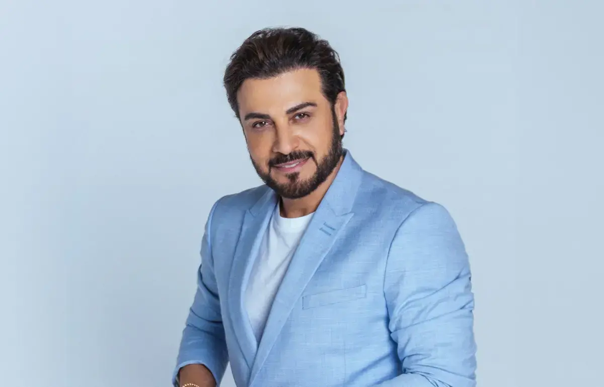 ماجد المهندس على المسرح أثناء إحدى حفلاته، مع جمهور كبير يرفع الأيدي ويستمتع بالأغاني.