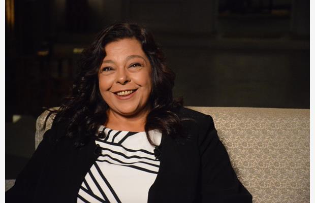 لطيفة فهمي أثناء حديثها عن كواليس دورها في مسلسل "ميد تيرم" على شاشة CBC.