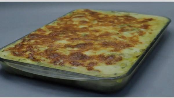 طاجن سمك بالبشاميل والخضار مع جبنة موتزاريلا ذهبية