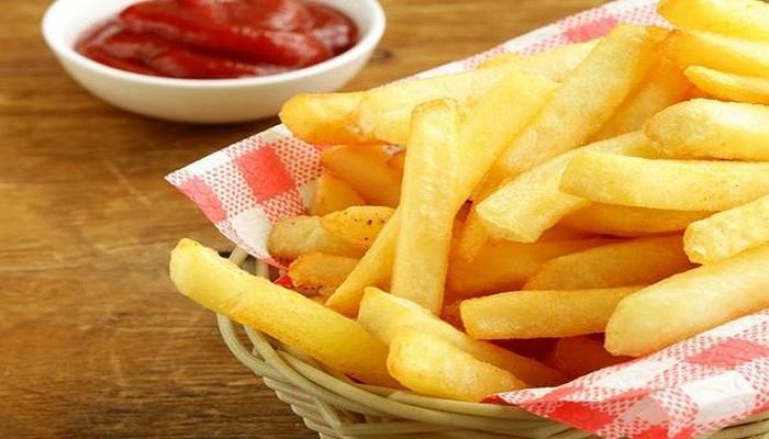 بطاطس مقرمشة بدون زيت في صينية فرن مع رشة زعتر وبقدونس