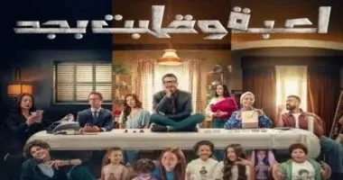 طفل يلعب ألعاب فيديو على جهاز لوحي، مع التركيز على آثار الإفراط في اللعب.