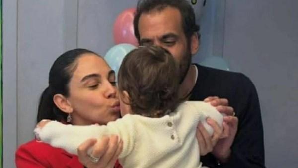 سلمى أبو ضيف تحتفل بعيد ميلاد ابنتها في أجواء عائلية بسيطة، مع كعكة ملونة وديكورات طفولية.