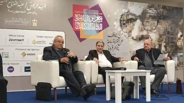 الدكتور أحمد زايد خلال مشاركته في احتفالية شاكر عبد الحميد بمعرض القاهرة الدولي للكتاب