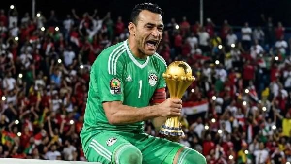 عصام الحضري يحمل كأس أمم إفريقيا ويشارك فرحة الفوز