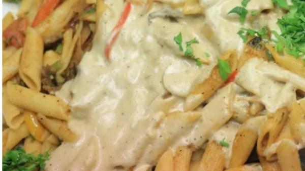 صورة طبق مكرونة بالشاورما مع صوص الطحينة والتزيين بالبقدونس