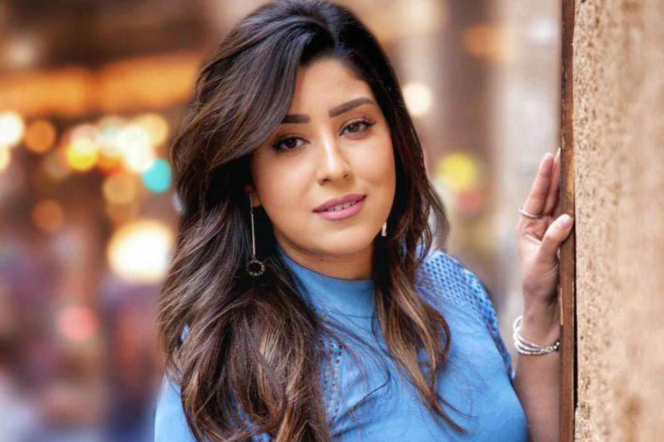 أيتن عامر تظهر بإطلالة طبيعية داخل المدبح وسط جدل الجمهور