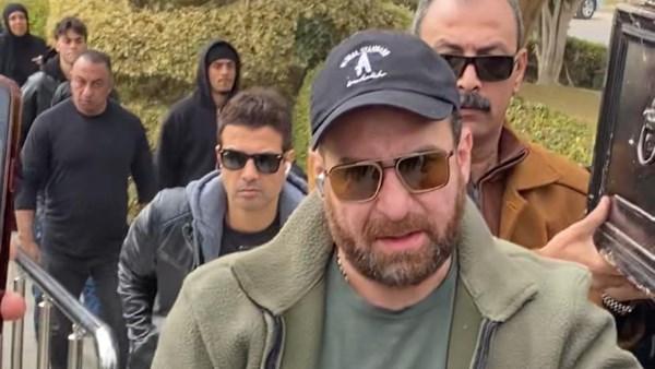 نضال الشافعي في عزاء والدته بمسجد الحامدية الشاذلية