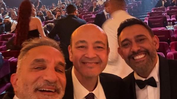باسم يوسف وعمرو أديب وعمرو مصطفى خلال حضورهم حفل Joy Awards 2026 في السعودية