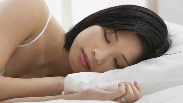 شخص يترك الهاتف قبل النوم لتحسين جودة النوم وصحة الدماغ