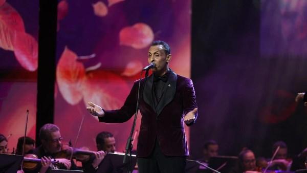 محمد الطوخي على خشبة دار الأوبرا خلال ليلة الموسيقار محمد الموجي