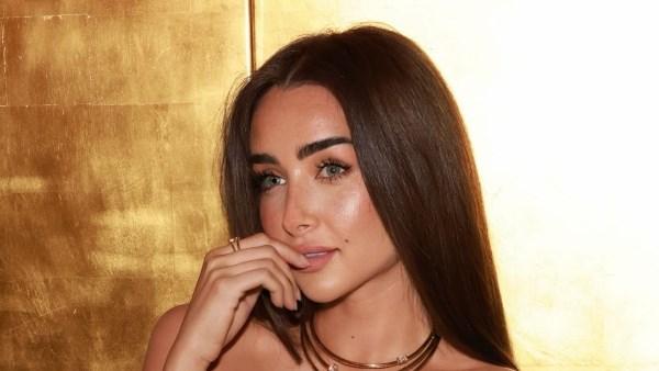 هنا الزاهد بإطلالة أنيقة بفستان أسود مزين بفصوص ملونة، مع مكياج ناعم وشعر ويفي، في صورة منشورة على إنستجرام.