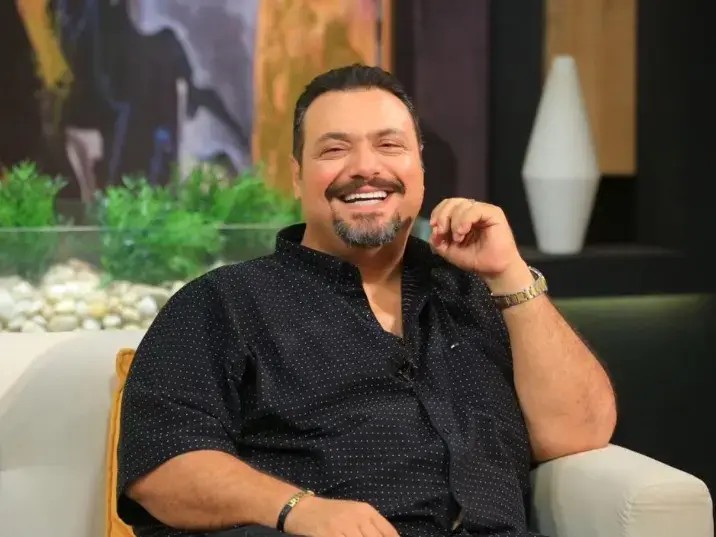 الفنان مراد مكرم خلال ظهوره الإعلامي