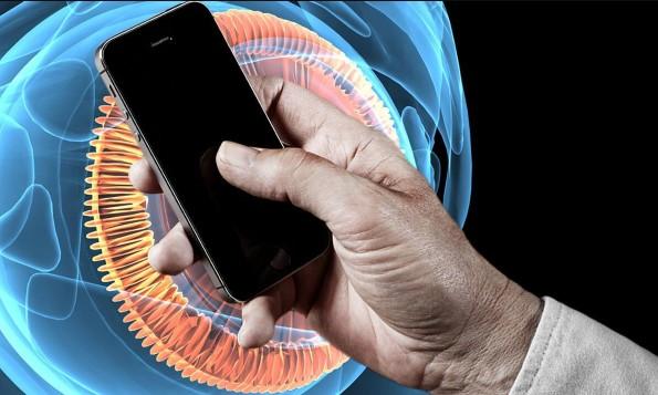 الهاتف يضر العينين – إجهاد العين الرقمي وجفاف العينين والضوء الأزرق