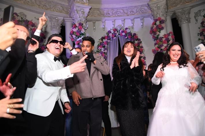 الفنانة دعاء رجب خلال حفل زفافها وسط أجواء رومانسية