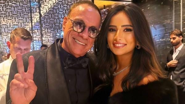 زينة تلتقط الصور مع جان كلود فان دام ومجسمات نجوم السينما في متحف مدام توسو دبي