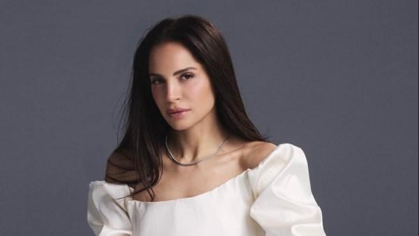 آمال ماهر بإطلالة بيضاء أنيقة وجذابة