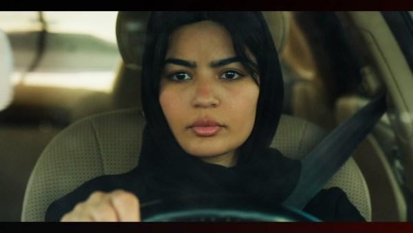 هيفاء المنصور في حفل افتتاح فيلم «المجهولة» في السينما السعودية، وسط أجواء احتفالية ومتابعة الجمهور للفيلم الجديد 🎬✨