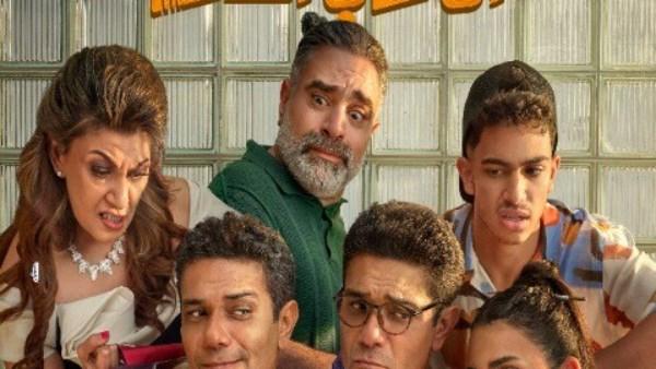 صورة من السينما المصرية تعرض الجمهور أمام شاشات الأفلام الجديدة ومنافسة الإيرادات