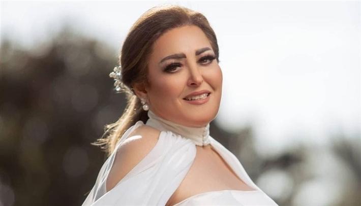 صورة نهال عنبر خلال استضافتها في برنامج “ورقة بيضا” على قناة النهار.