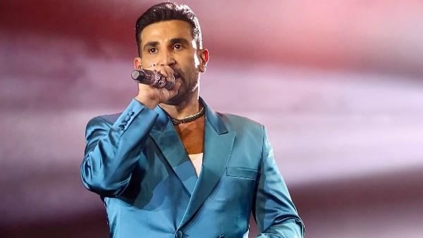 أحمد سعد على مسرح المجاز بالشارقة خلال حفل رأس السنة