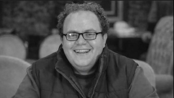 صورة تعبيرية للفنان محمد إمام مع إشارة إلى مرض الغدد