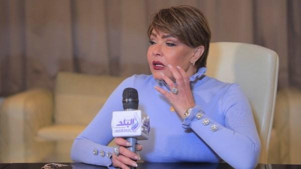 الفنانة لوسي أثناء حديثها في كواليس مسلسل “حق ضايع”.