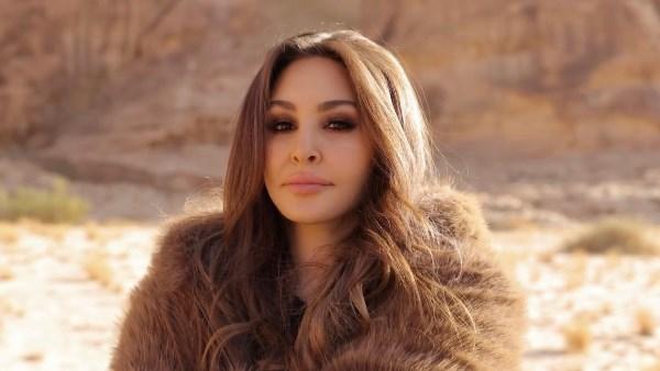 إليسا بإطلالة كاجوال أنيقة ترتدي بنطلون جينز وجاكيت بني في أحدث ظهور لها