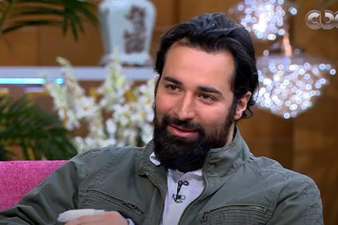 أحمد حاتم وأحمد داود أثناء أداء مناسك العمرة في الأراضي المقدسة