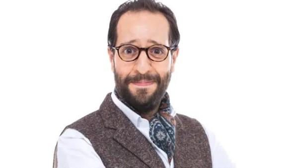 الفنان أحمد أمين يتلقى تكريم مهرجان المنصورة الدولي لسينما الأطفال في دورته الأولى تقديرًا لمسيرته الفنية ودوره في تطوير محتوى الطفل.