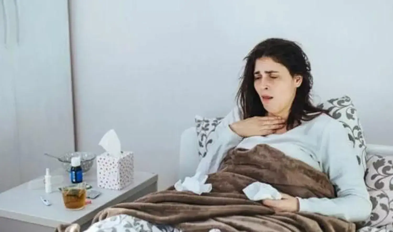 طرق علاج الكحة الناشفة بالمنزل والأدوية