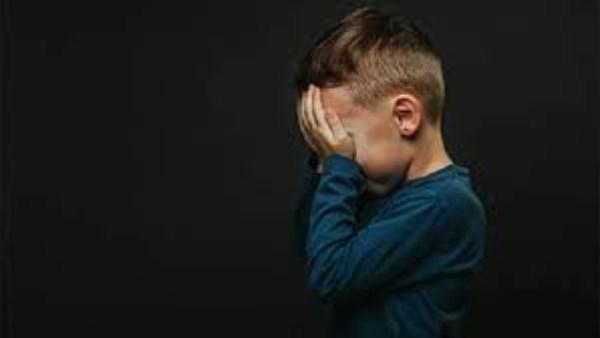 أم تدعم طفلها بالكلمات الإيجابية لتعزيز ثقته بنفسه