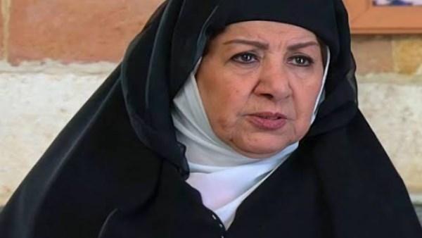 الفنانة الراحلة هدى شعراوي أثناء تناول الطعام مع خادمتها الإفريقية في السيارة