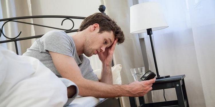 النوم المتأخر في عطلة نهاية الأسبوع يحسن الصحة النفسية للمراهقين