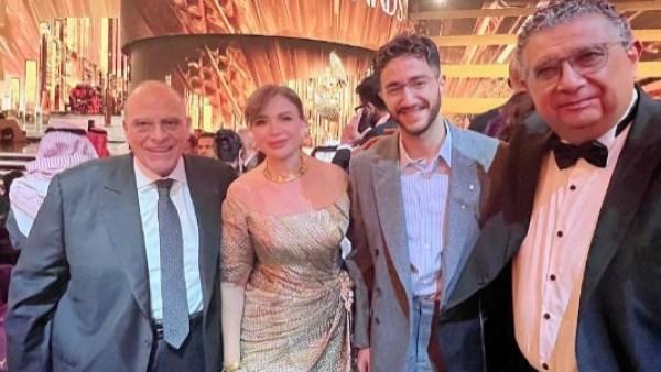 إلهام شاهين تهنئ الفائزين في Joy Awards خلال حفل توزيع الجوائز، مع حضور عالمي على السجادة الحمراء.