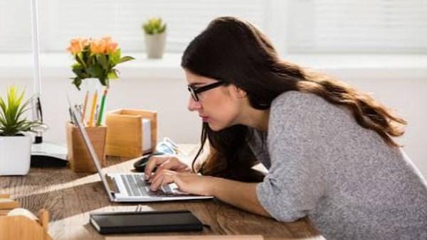 الجلوس الطويل أمام الكمبيوتر وتأثيره على أوردة الساقين وظهور الدوالي