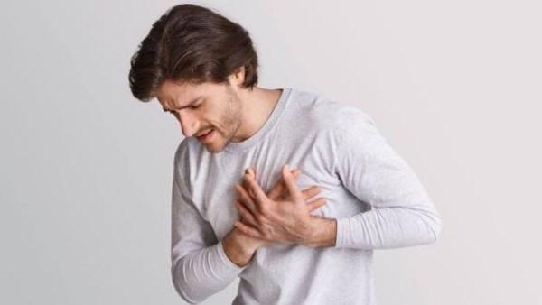 رسم توضيحي لشخص يستيقظ مع تسارع ضربات القلب وظهور رمز نبضات القلب